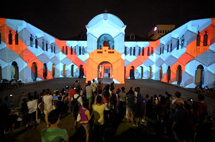 ملودی سحر و جادو با پروژکتورهای پاناسونیک 